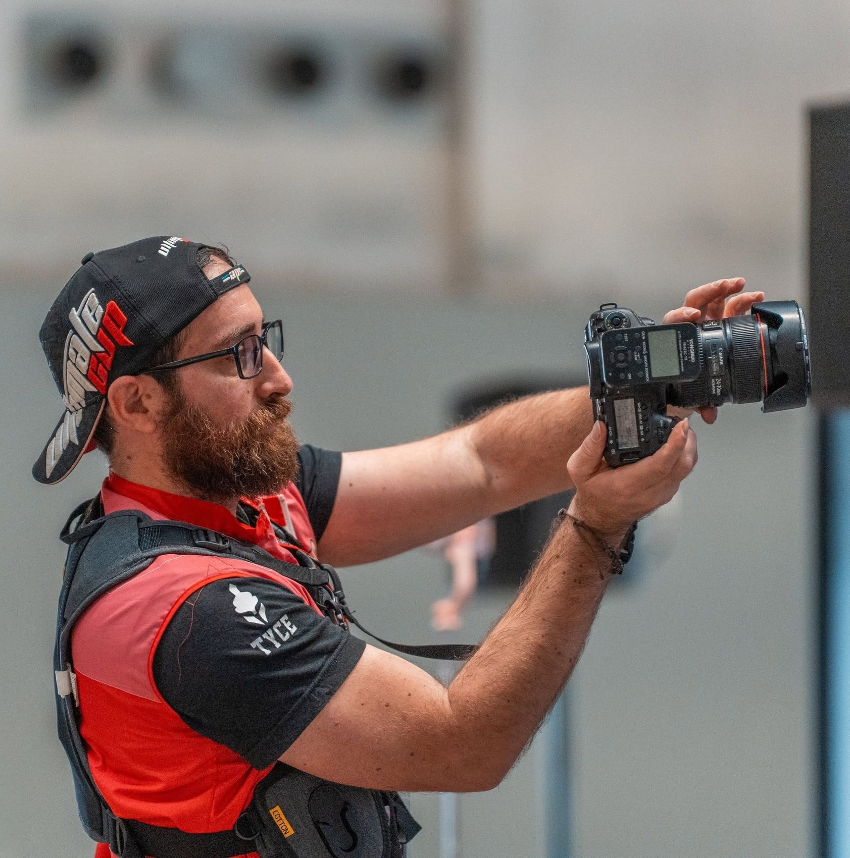 Régis Ghibaudo, photographe de Ringside Visuals, en plein shooting avec son appareil photo