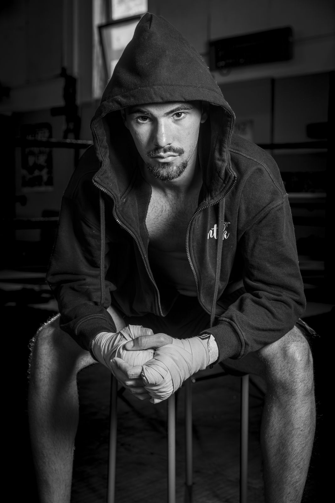 Portrait éditorial d'un combattant en sweat à capuche