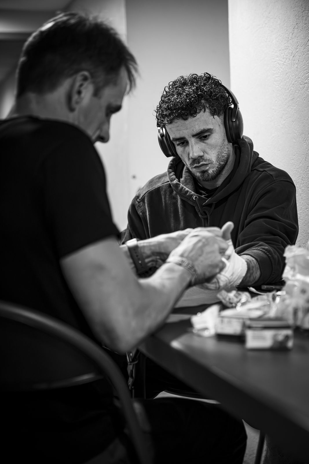 Bandage des mains dans le vestiaire avant le combat