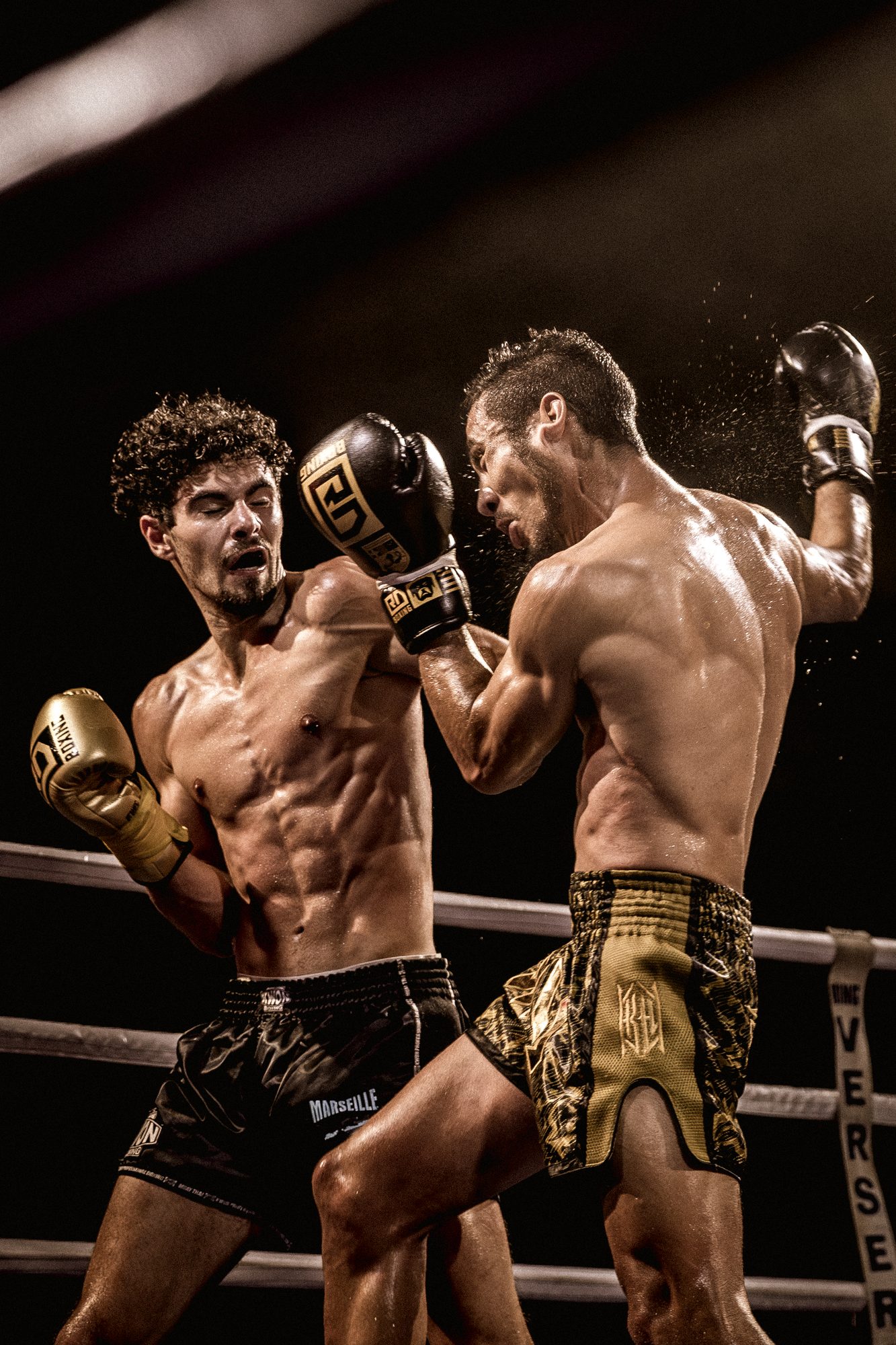Combat de boxe thaï sur le ring, impact en pleine action